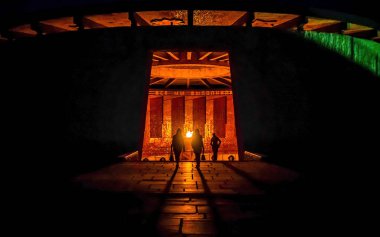 Volgograd ebedi alev karşı siluetler