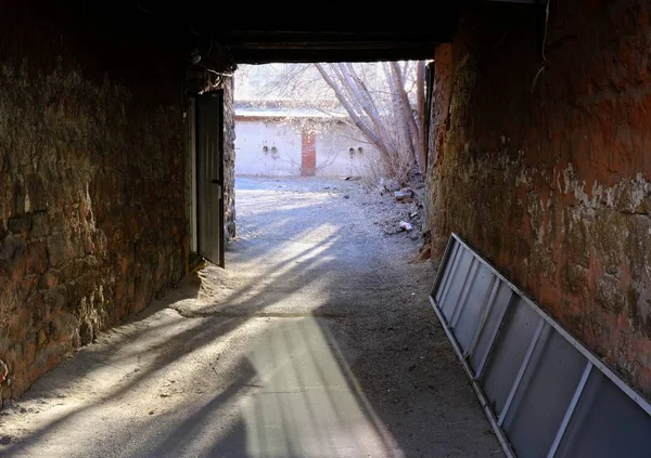 Тоннель Ветхими Стенами Ведет Двор — стоковое фото