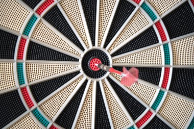 Boğaların gözlerinde dart ile dart tahtası Closeup.