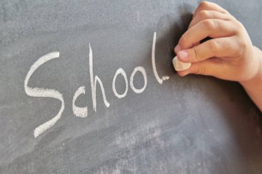 Kelimenin grafik gösterimi, okul, tahta üzerinde tebeşir ile yazılmış