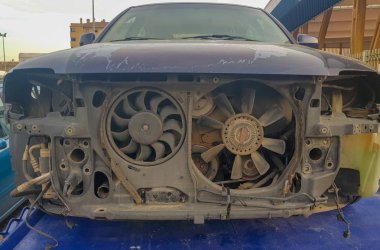 Eski araba ön ünü harap etti... Harabeve paslanmış bir arabanın yakın çekim. Terk edilmiş ikinci el araba sanatı.