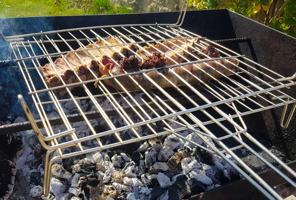 牛肉と牛のステーキは、グリルのためのチョリソの隣に焼きます — ストック写真