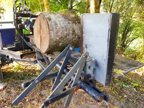 Maschinen zum Fällen von Baumstämmen und zur Herstellung von Brennholz mit Hydrauliksystem — Stockfoto