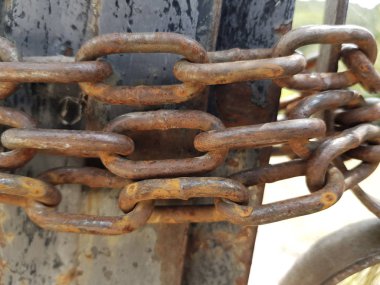 Kapı / bariyer neredeyse paslı metal zincir tarafından bağlı bloke. Fotoğraf tonda. Kapalı sınırlardan göç kavramı