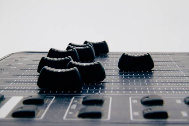 Ses karıştırıcı, karıştırma masası kontrolleri ve fader, afiş ve arka planlar için bozulmuş efektler ile müzik karıştırma konsolu