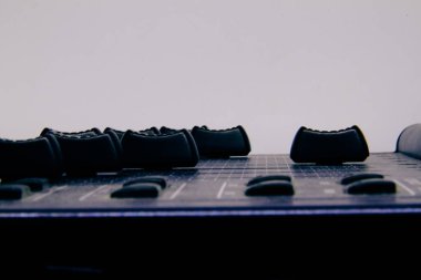 Ses karıştırıcı, karıştırma masası kontrolleri ve fader, afiş ve arka planlar için bozulmuş efektler ile müzik karıştırma konsolu