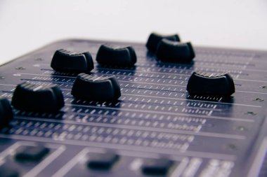 Ses karıştırıcı, karıştırma masası kontrolleri ve fader, afiş ve arka planlar için bozulmuş efektler ile müzik karıştırma konsolu