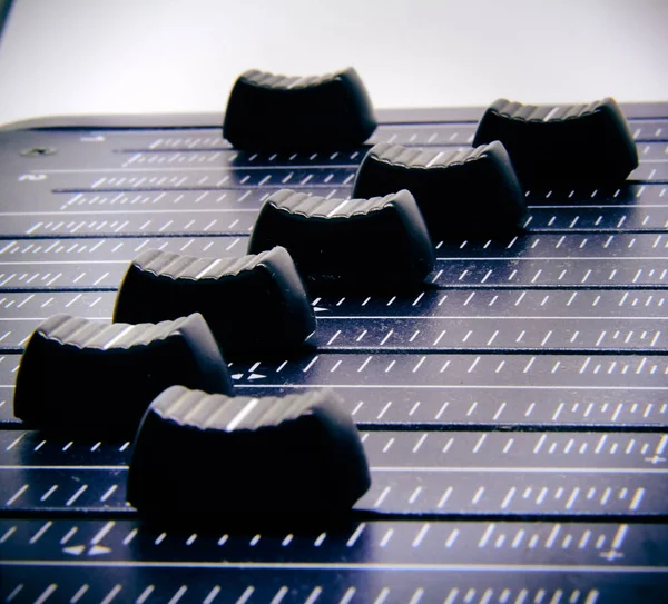 Ses karıştırıcı, karıştırma masası kontrolleri ve fader, afiş ve arka planlar için bozulmuş efektler ile müzik karıştırma konsolu