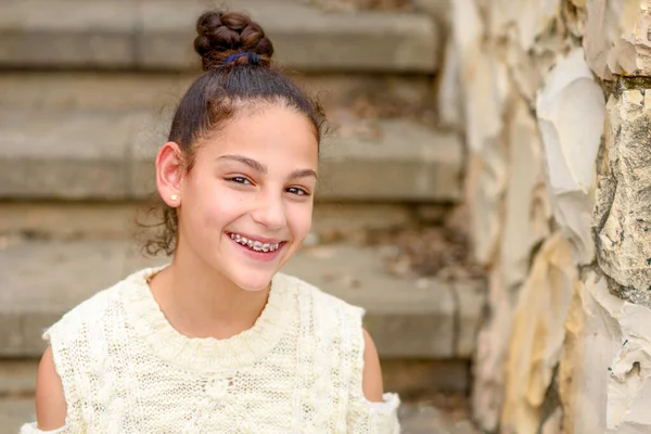 Porträt Eines Glücklich Lächelnden Teenagers Mit Zahnspange — Stockfoto