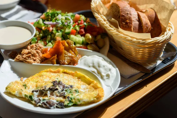 Una deliziosa colazione tradizionale mediterranea nel porto di Tel Aviv, Israele. Focus selettivo. — Foto Stock