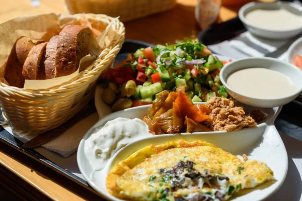 Una deliziosa tradizione colazione mediterranea. — Foto Stock