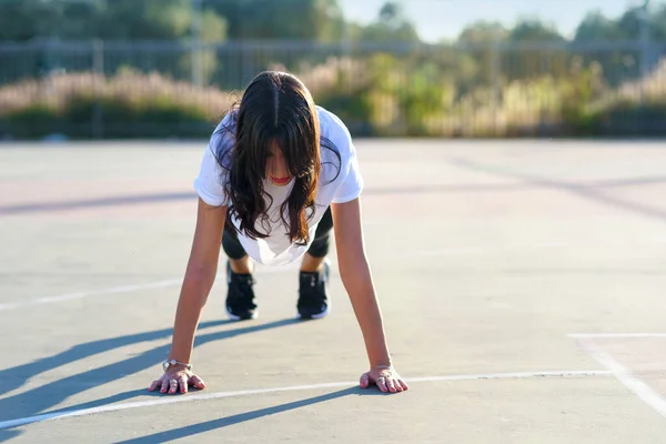 Kjernefysisk trening mosjonskvinne som gjør planken. Fit jente gjør planketrening utendørs på stadion på solrik sommerdag. – stockfoto