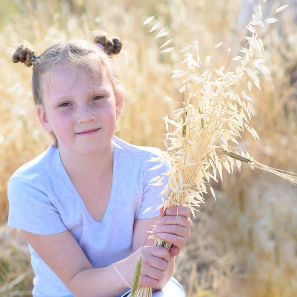 Portret schattig klein meisje, leeftijd 9-10 op geel herfstveld. — Stockfoto
