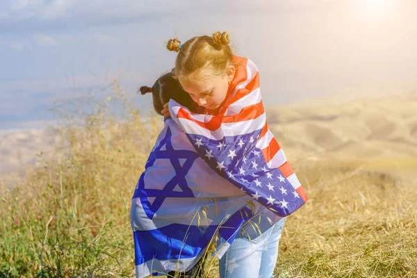 Дві милі дівчини з американським та ізраїльським прапорами.. — стокове фото