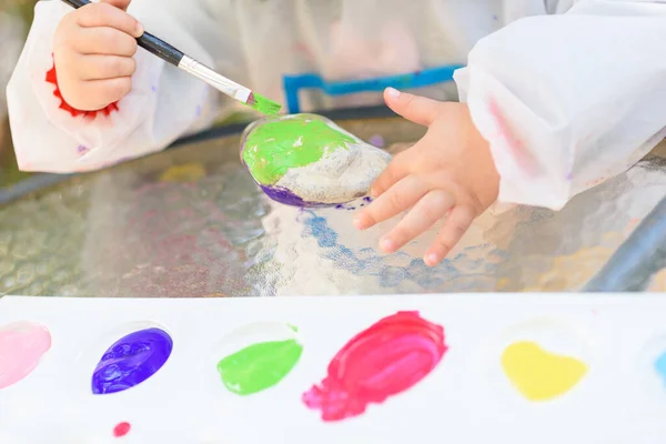 Close Kinderhanden Schilderen Met Penseel Aquarel Kinderen Hand Met Borstels — Stockfoto