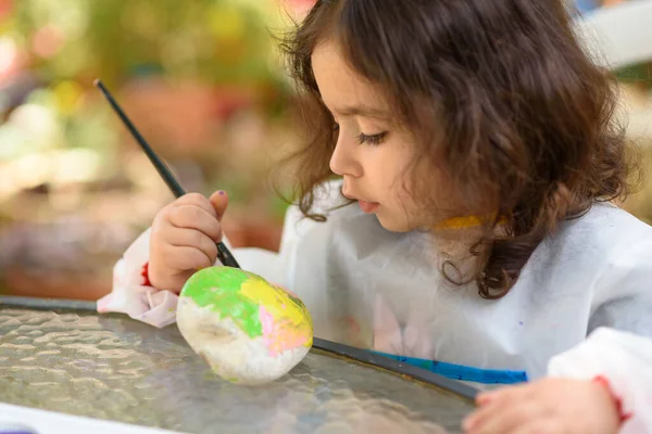 Portret Van Een Klein Kind Schilderen Zomer Buiten Kid Tekening — Stockfoto