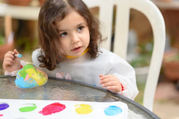 Portret Van Een Klein Kind Schilderen Zomer Buiten Kid Tekening — Stockfoto