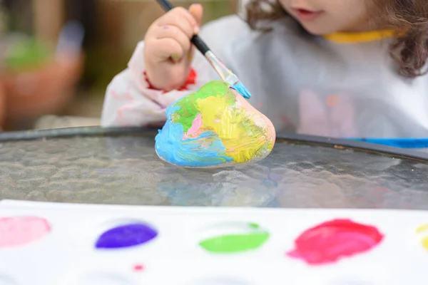 Close Criança Mãos Pintura Por Pincel Aquarelas Mão Crianças Com — Fotografia de Stock