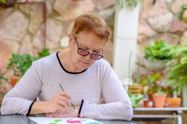 Mutlu otantik kadın resimleri yaz bahçesinde.
