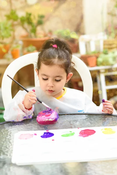 Retrato Pequena Criança Pintura Verão Livre Menina Desenho Uma Pedra — Fotografia de Stock