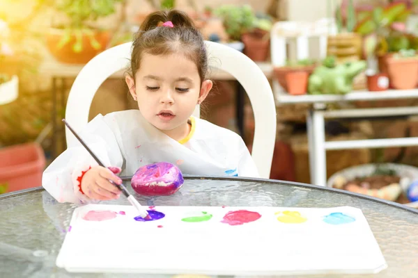 Retrato Pequena Criança Pintura Verão Livre Menina Desenho Uma Pedra — Fotografia de Stock