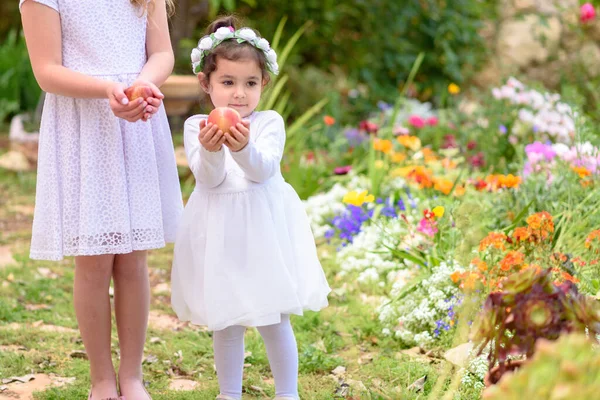 Rosh Hashanah 입니다 가까이 소녀들은 아름다운 배경을 가지고 사과를 야외에 — 스톡 사진