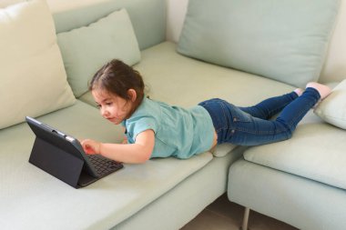 Koltukta Tabletli Küçük Çocuk.