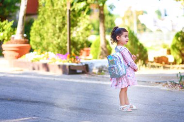 Eylül 'ün ilk gününde okul bahçesindeki kız..