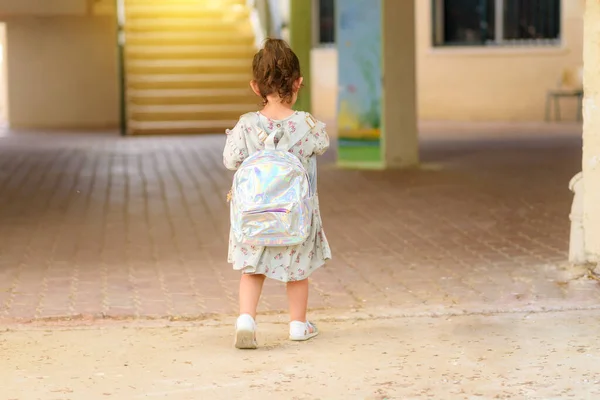 Tilbake til skolen. Søt liten jente med ryggsekk som løper og går på skolen med moro. – stockfoto