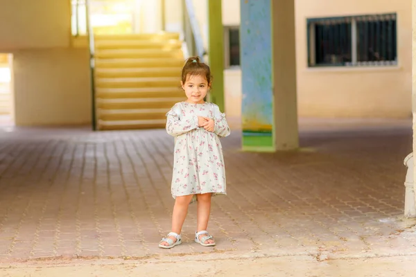 Дівчина в школі майданчик на перший день у вересні . — стокове фото