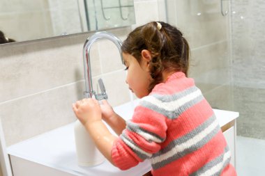 Bebek ellerini sabunla yıkıyor Corona virüsünün önlenmesi için, hijyen coronavirüs yaymayı durdurmak için..