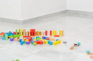 Sıfır kayıp. Plastiksiz tahta oyuncaklar, oyuncak yapı taşları.