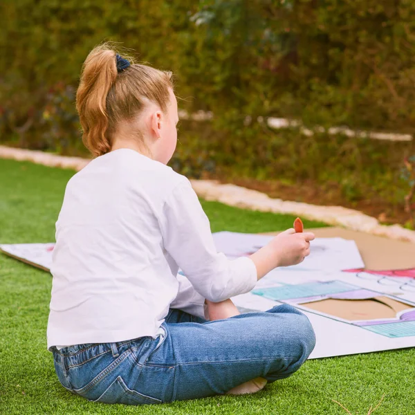 Stressverlichting Met Kunsttherapie Tiener Meisje Schildert Een Papieren Huis Template — Stockfoto