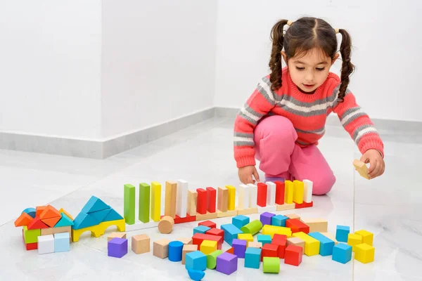 Cute Maluch Grać Zero Odpadów Zabawek Inny Kolor Kształt Drewniane — Zdjęcie stockowe