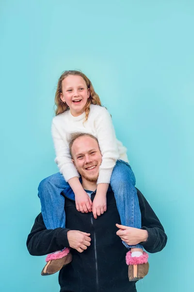 Bruder Gibt Lachende Schwester Huckepack Auf Blauem Hintergrund Vater Hält — Stockfoto