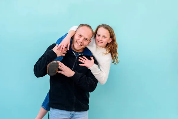 Glückliche Familie Junge Vater Und Tochter Lachen Und Amüsieren Sich — Stockfoto