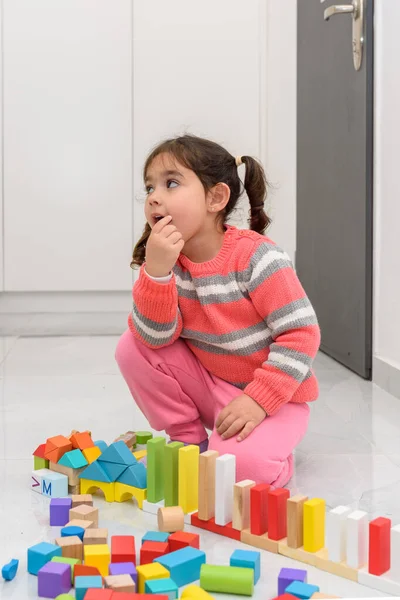 Домашні Ігри Дітей Творча Дитина Грає Дерев Яними Іграшковими Будівельними — стокове фото