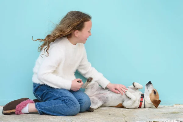 Primo Piano Ritratto Piccola Ragazza Felice Ridendo Giocando Con Suo — Foto Stock