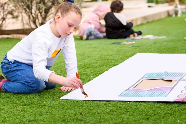 Kinderen Spelen Buiten Kind Meisje Schildert Een Papieren Huis Template — Stockfoto