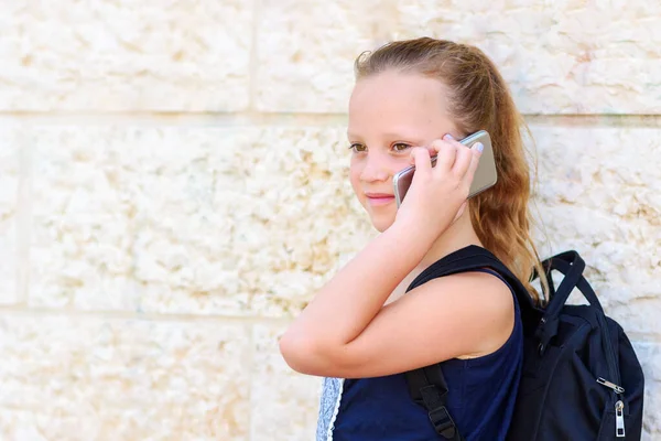 Відкритому Повітрі Портрет Щасливої Дівчини Років Розмовляє Телефону Мила Школярка — стокове фото