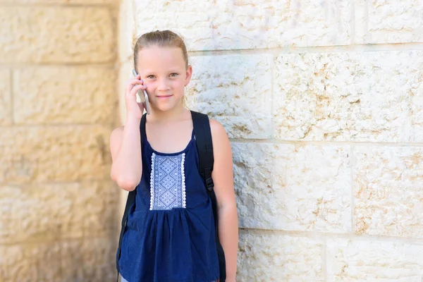 Outdoor Portret Van Gelukkig Meisje Jaar Oud Praten Telefoon Schattig — Stockfoto