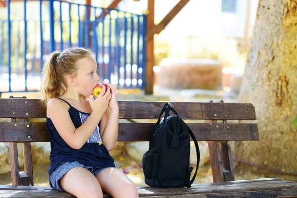 Маленька Дівчинка Їсть Яблуко Здорове Харчування Досить Дитина Їсть Яблуко — стокове фото