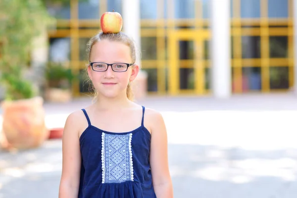 Glückliches Mädchen Mit Brille Und Apple Auf Dem Kopf Tolles — Stockfoto