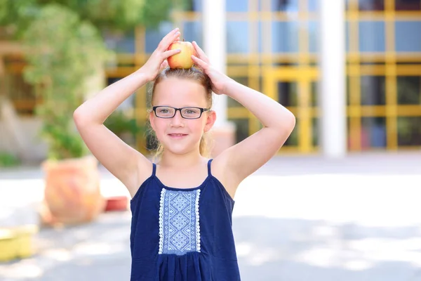 Šťastná Dívka Brýlích Jablkem Hlavě Skvělý Portrét Školního Žáka Mimo — Stock fotografie