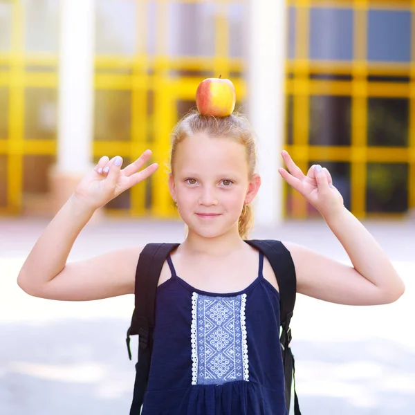Щаслива Дівчина Яблуком Голові Показує Знак Перемоги Великий Портрет Школяра — стокове фото