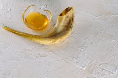 Rosh Ha Shana - Rosh Hashanah için kırmızı elma, bal kavanozu ve Shofar boynuzu yahudi yeni yıl kompozisyonu.
