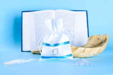 Torah, Shofar boynuzu ve bar mitzvah 'daki konuklar için hediye paketi. Yahudi çocuk 13 yaşına bastığında otomatik olarak Bar Mitzvah olur. Kutlama kartı, davetiye....