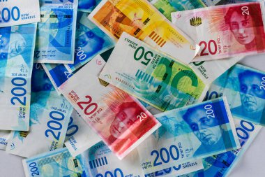Bir yığın İsrail şekeli banknot. İsrail para banknotları 50, 20, 100 ve 200 NIS - Yeni İsrail Shekel geçmişi. Üst görünüm.