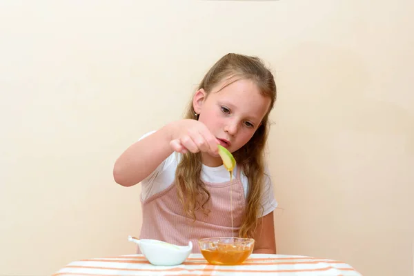 Close Portrait Funny Lovely Caucasian Little Girl Eat Apple Honey — Stock Photo, Image