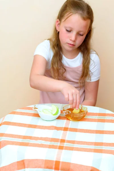 Close Portrait Funny Lovely Caucasian Little Girl Eat Apple Honey — Stock Photo, Image